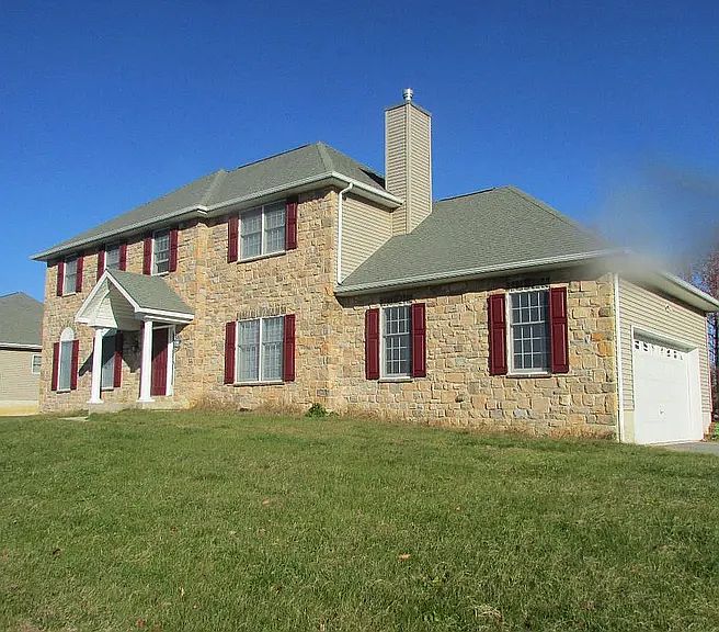 Here's a look at the front of the house, showcasing its inviting curb appeal in a quiet and safe neighborhood. I am currently working on getting new updated photos of the interior, so stay tuned!

__ Available for rent starting March 1st _ Contact me toda