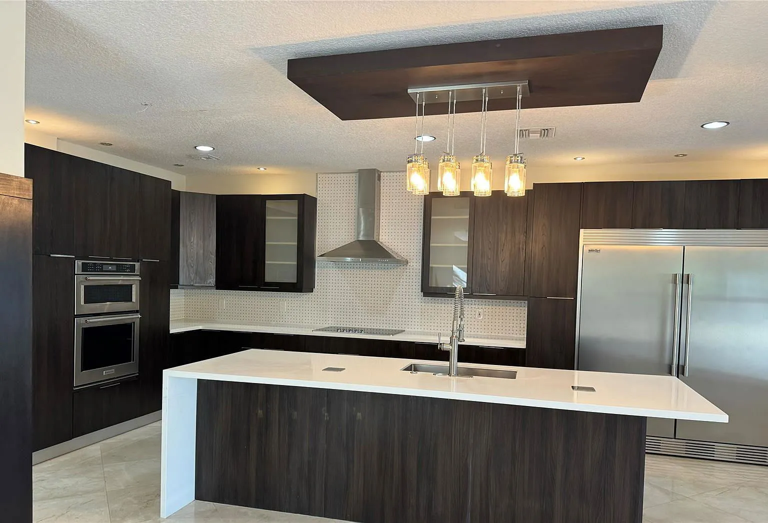 4 bed, 2.5 bath, $5,250 — Photo 1