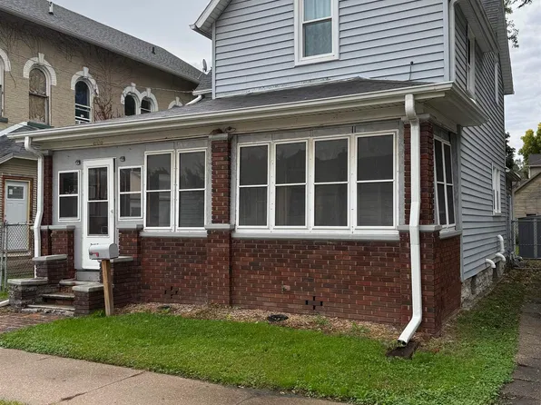 606 W 3rd St, Dixon, IL 61021
