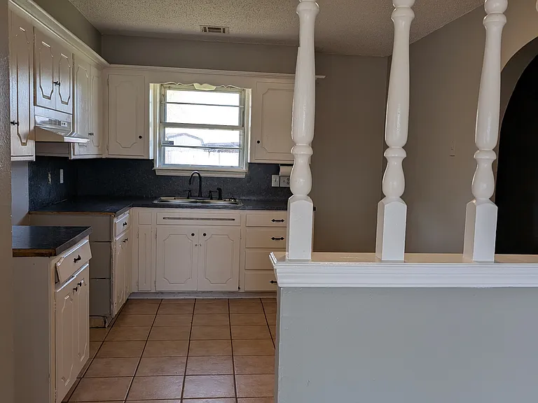 941 N Bradley Ave — Photo 5