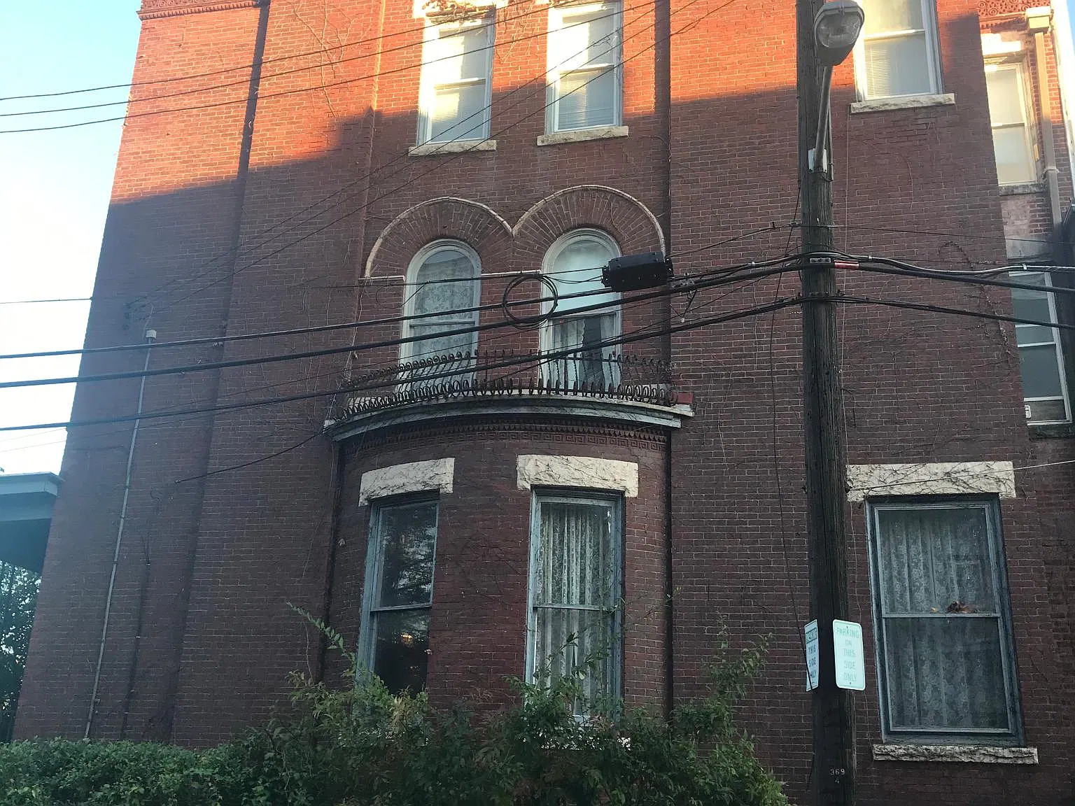 8 bed, 3700 sqft, $7,200 — Photo 2