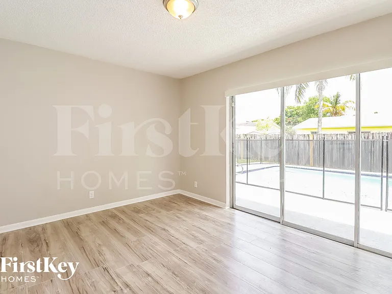 7701 SW 7th Ct — Photo 4
