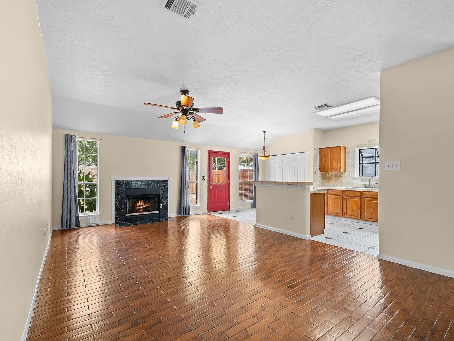 3 bed, 2.0 bath, 2102 sqft, $2,200 — Photo 4
