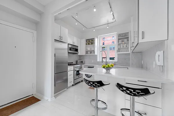 Sold by R New York | media 9