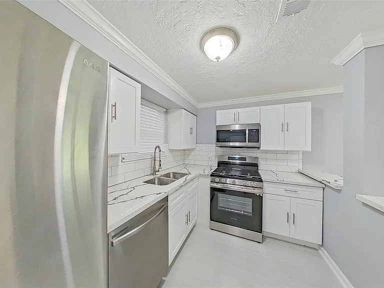 4002 Prudence Dr — Photo 2
