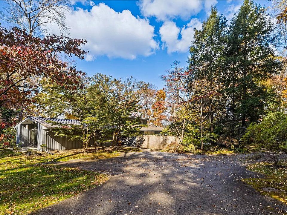 1st image of 32 Caveswood Ln