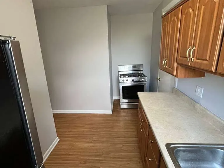 SPACIOUS 2 BEDROOM APARTMENTS AVAILABLE — Photo 18