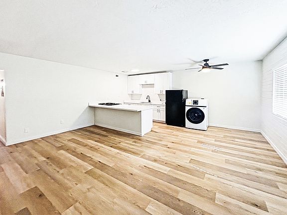 4th image of 25 E Eva St APT 15
