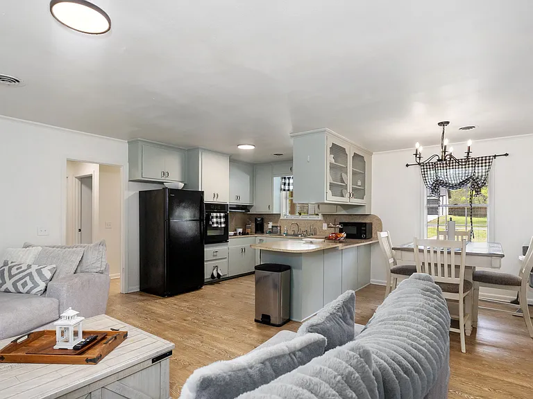 1406 Russell Ave — Photo 6