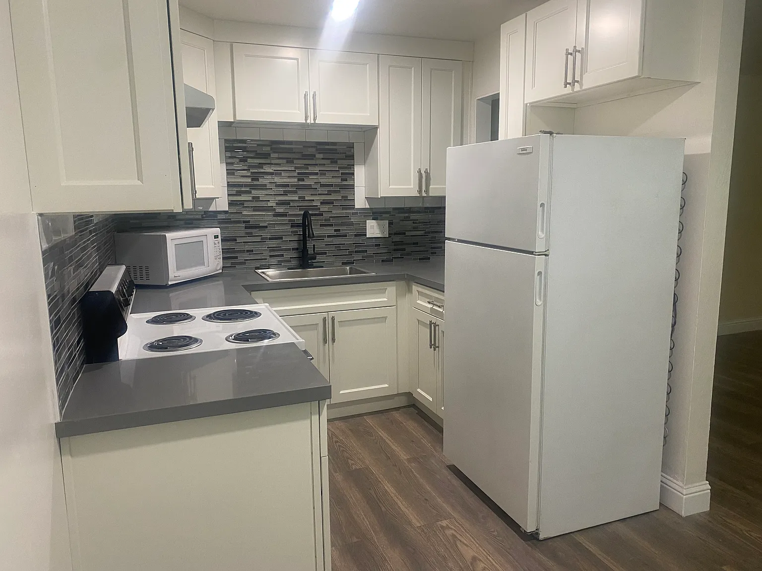 2 bed, 870 sqft, $2,350 — Photo 3