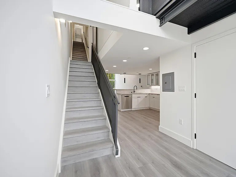 300 Linden St #3 — Photo 11