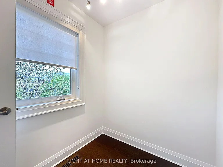 2547 Gill Cres — Photo 15