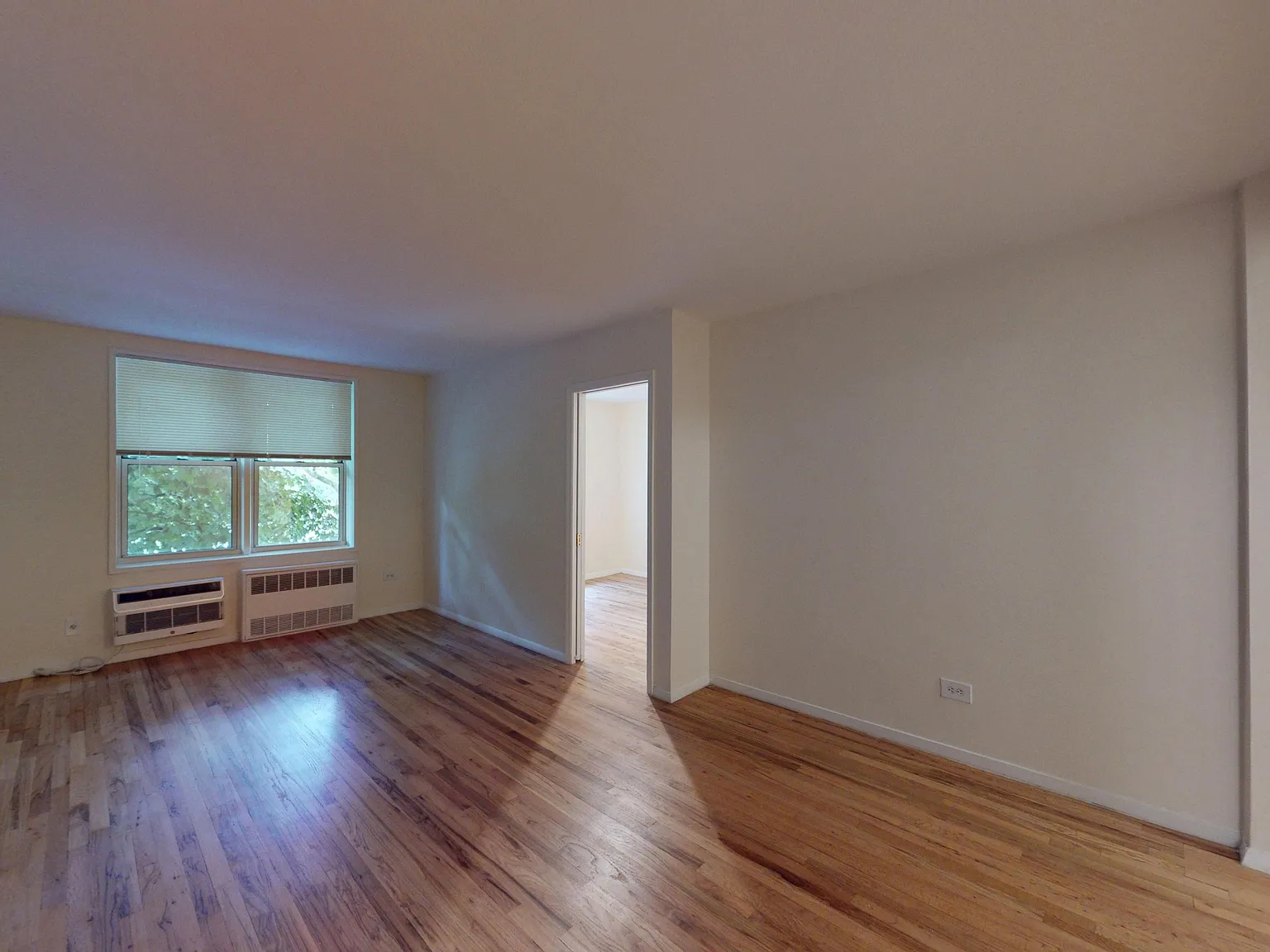245-30 Grand Central Pkwy — Photo 4