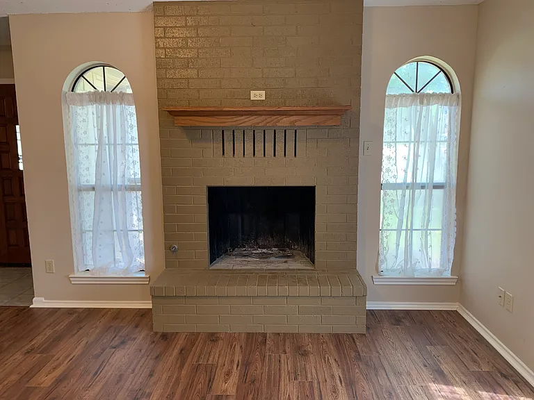 1526 Clover Ln — Photo 3