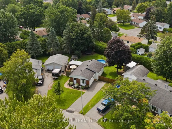 27 Ballantrae Way, Ottawa, ON K2L 1N3
