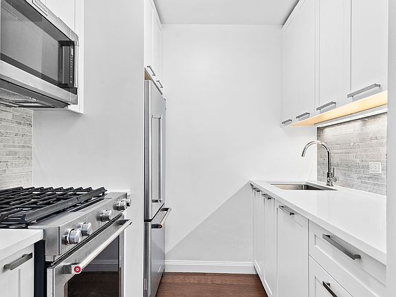 4th image of 200 E 94th St APT 505