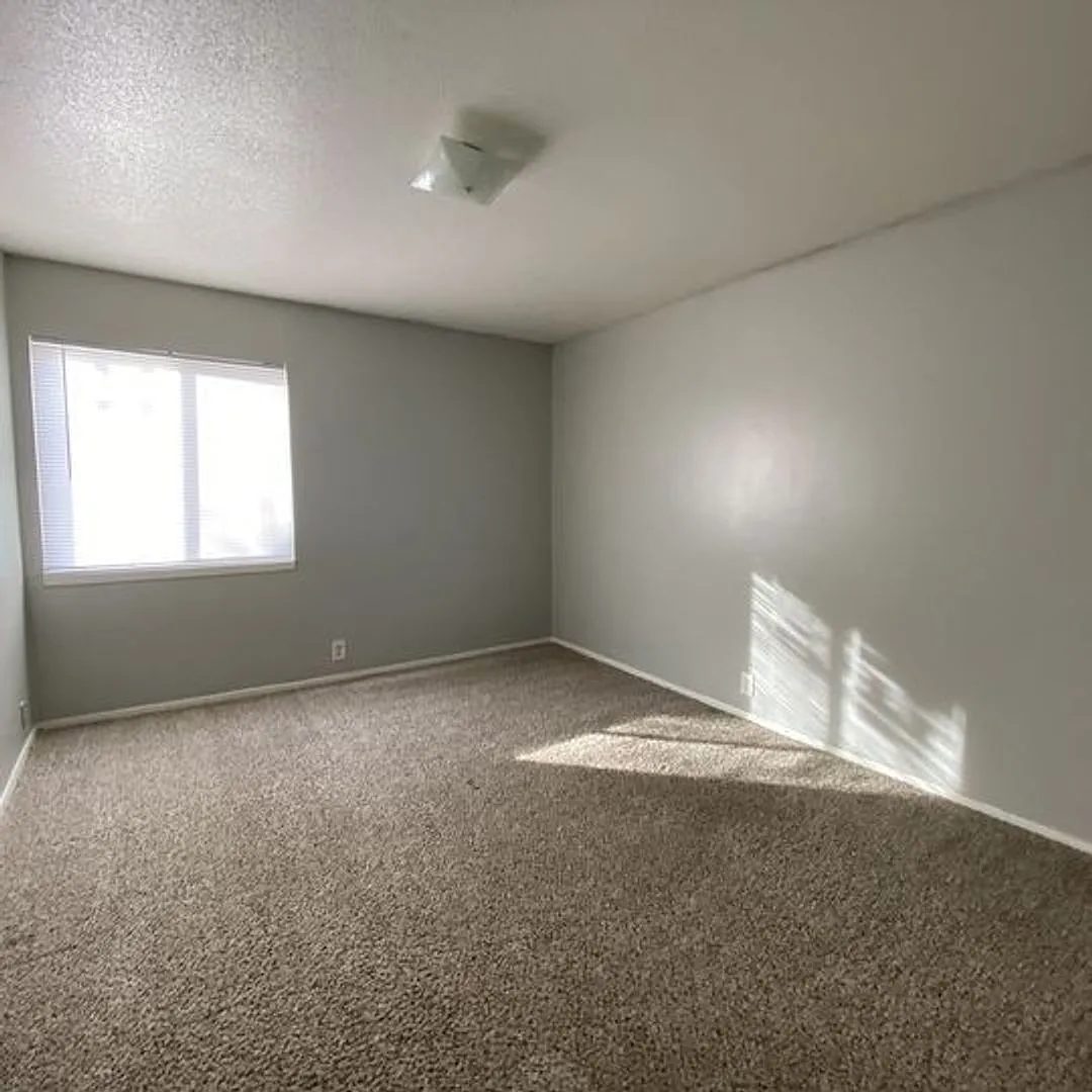 August Place Apartments — Photo 4