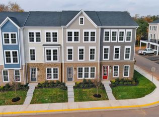 6722 Upland Manor Dr, Gainesville, VA 20155