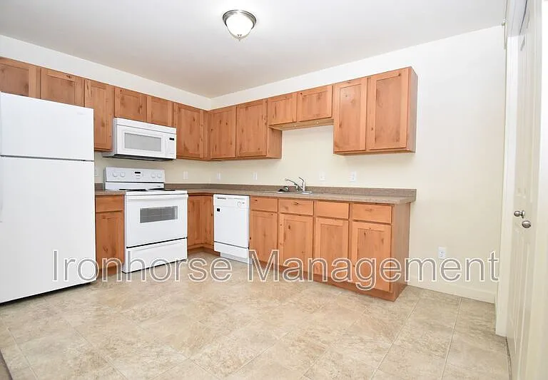 807 W Villard St #21 — Photo 7