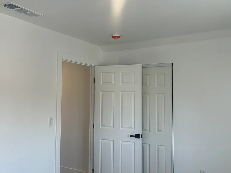 1419 E 61st St #2 — Photo 12