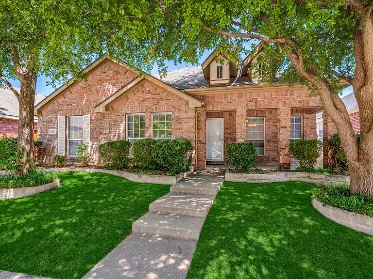 1615 Bur Oak Dr — Photo 2