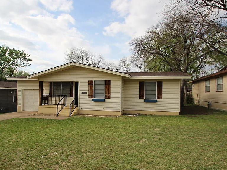 1921 Deborah Dr — Photo 3