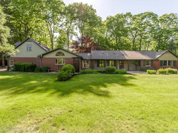 1300 Grandview Dr, Rochester Hills, MI 48306