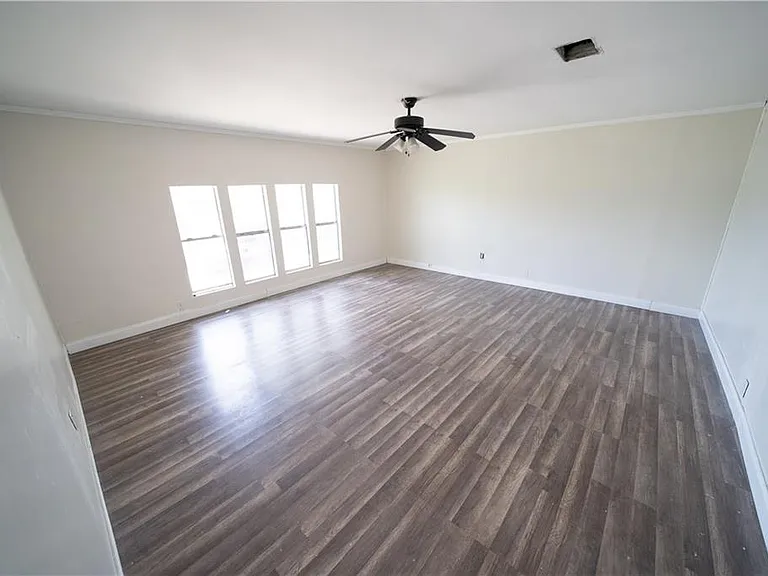 1610 La Joya St — Photo 4
