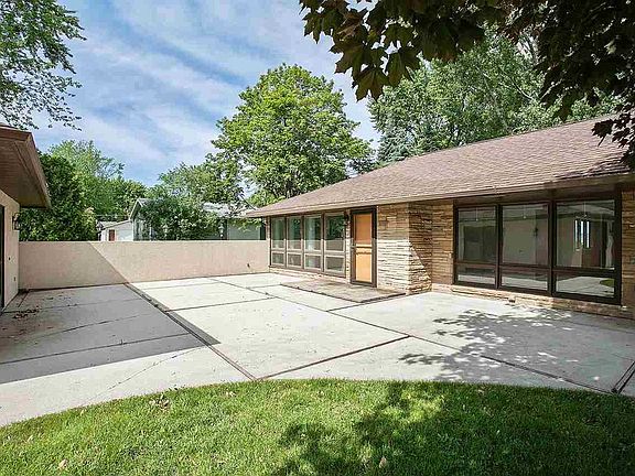 5th image of 726 Lakeshore Dr
