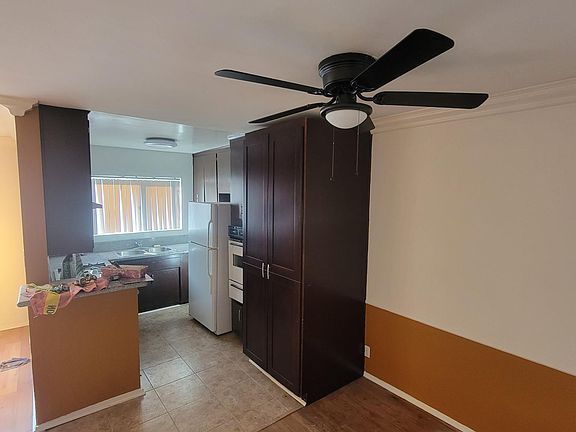 3rd image of 13833 Oxnard St APT 3