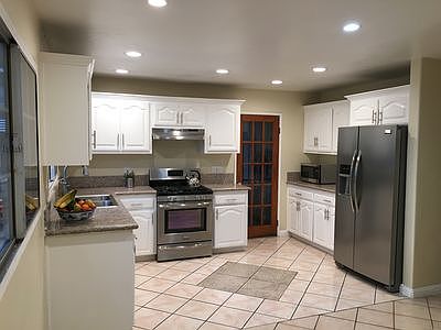4th image of 546 Richford Ave