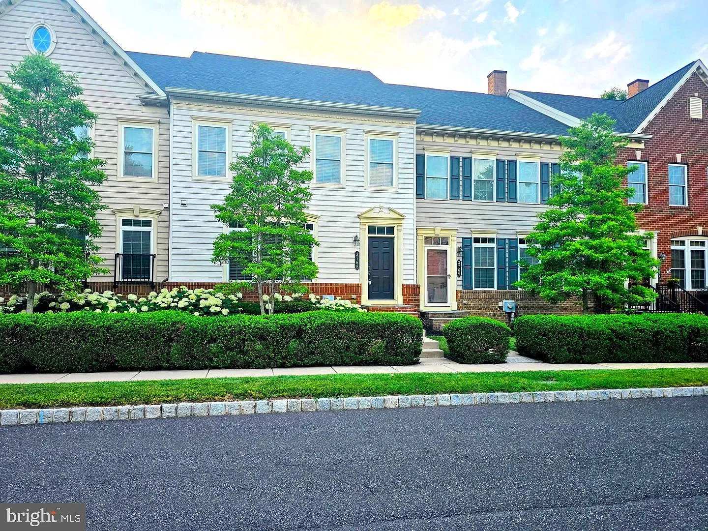4 bed, 3.5 bath, 3247 sqft, $4,700 — Photo 1