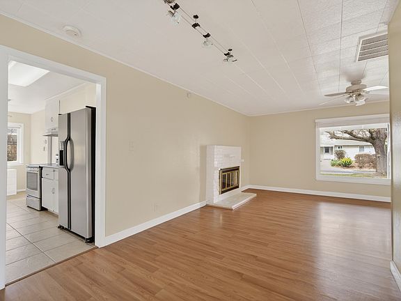 5th image of 259 Gloria Dr #1
