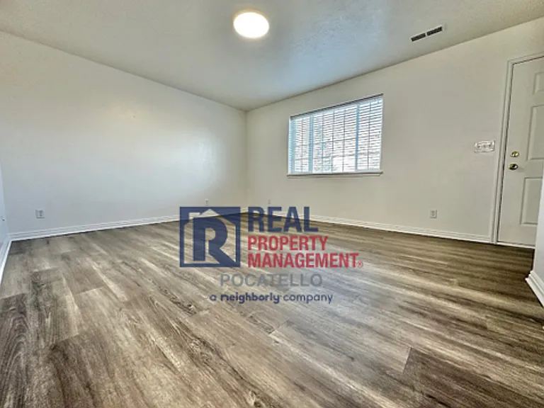 1596 Dustin Cir #C — Photo 5
