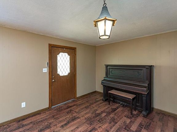 3rd image of 1034 N Lane Dr