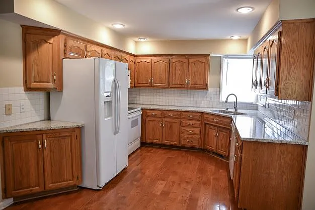 4 bed, 3.5 bath, 966 sqft, $2,100 — Photo 4