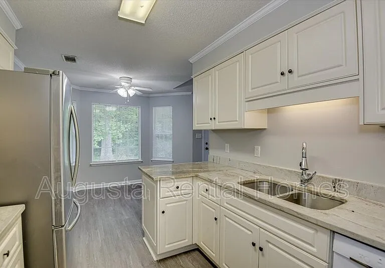 690 Monroe St — Photo 15