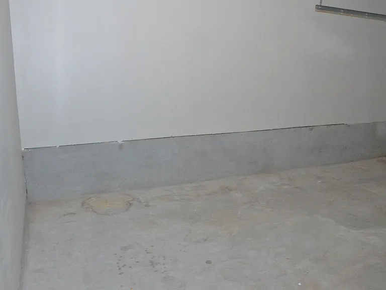 Additional huge storage next to Garage for storing winter/summer items