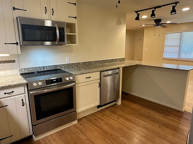 2025 W Wedington Dr — Photo 4
