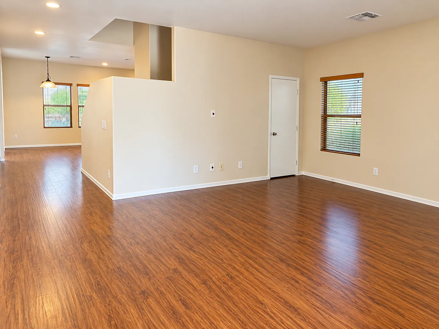 3 bed, 2.5 bath, 1993 sqft, $2,100 — Photo 4