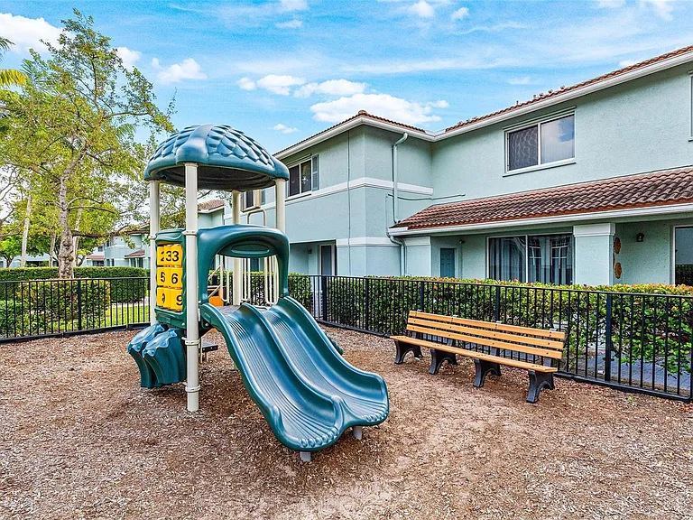 1992 Alamanda Way — Photo 16