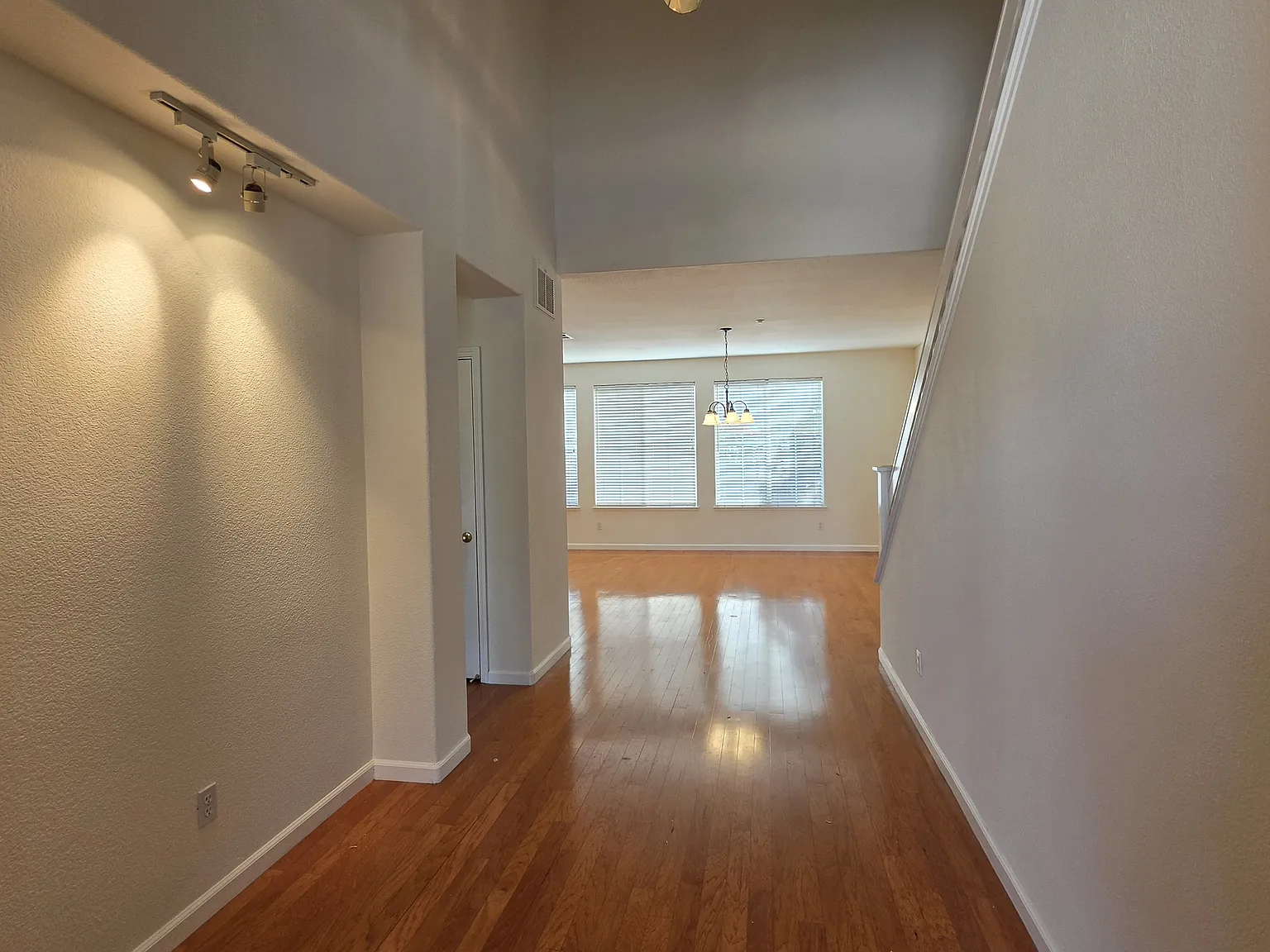 5 bed, 3293 sqft, $3,990 — Photo 2