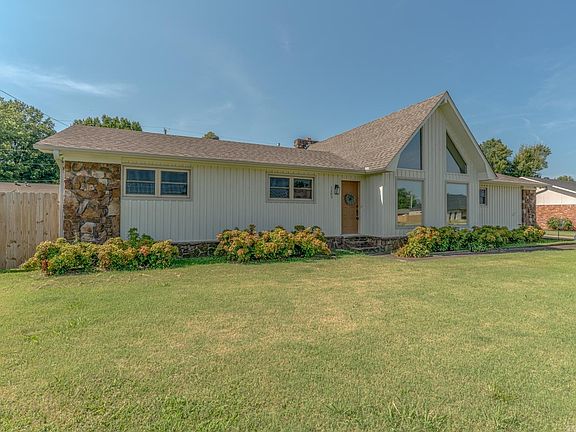 3rd image of 1209 Languille Ave E