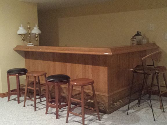 Bar w/wet bar