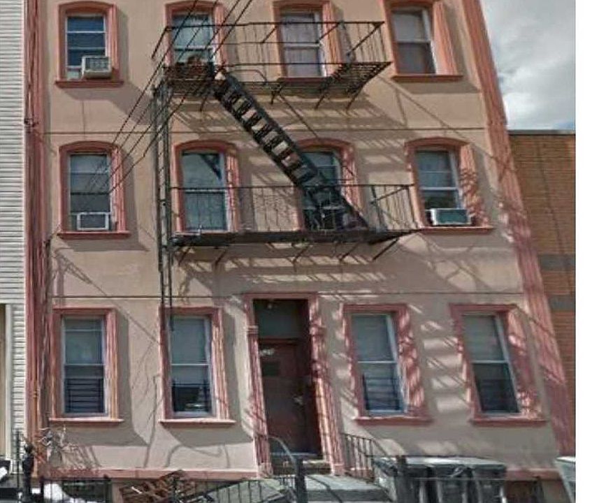 1st image of 325A Stockholm St