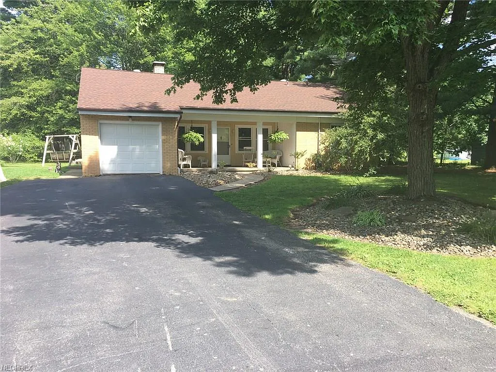 430 Willow Dr NE photo 1