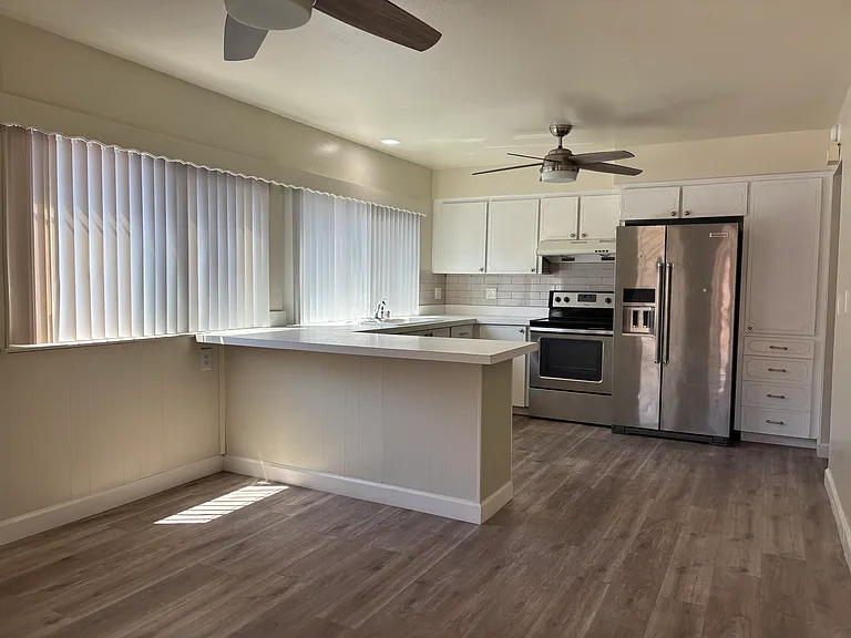 392 Henderson Dr — Photo 2