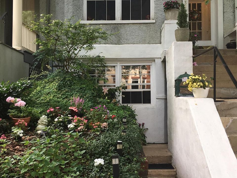 Front yard Ground Floor Entry