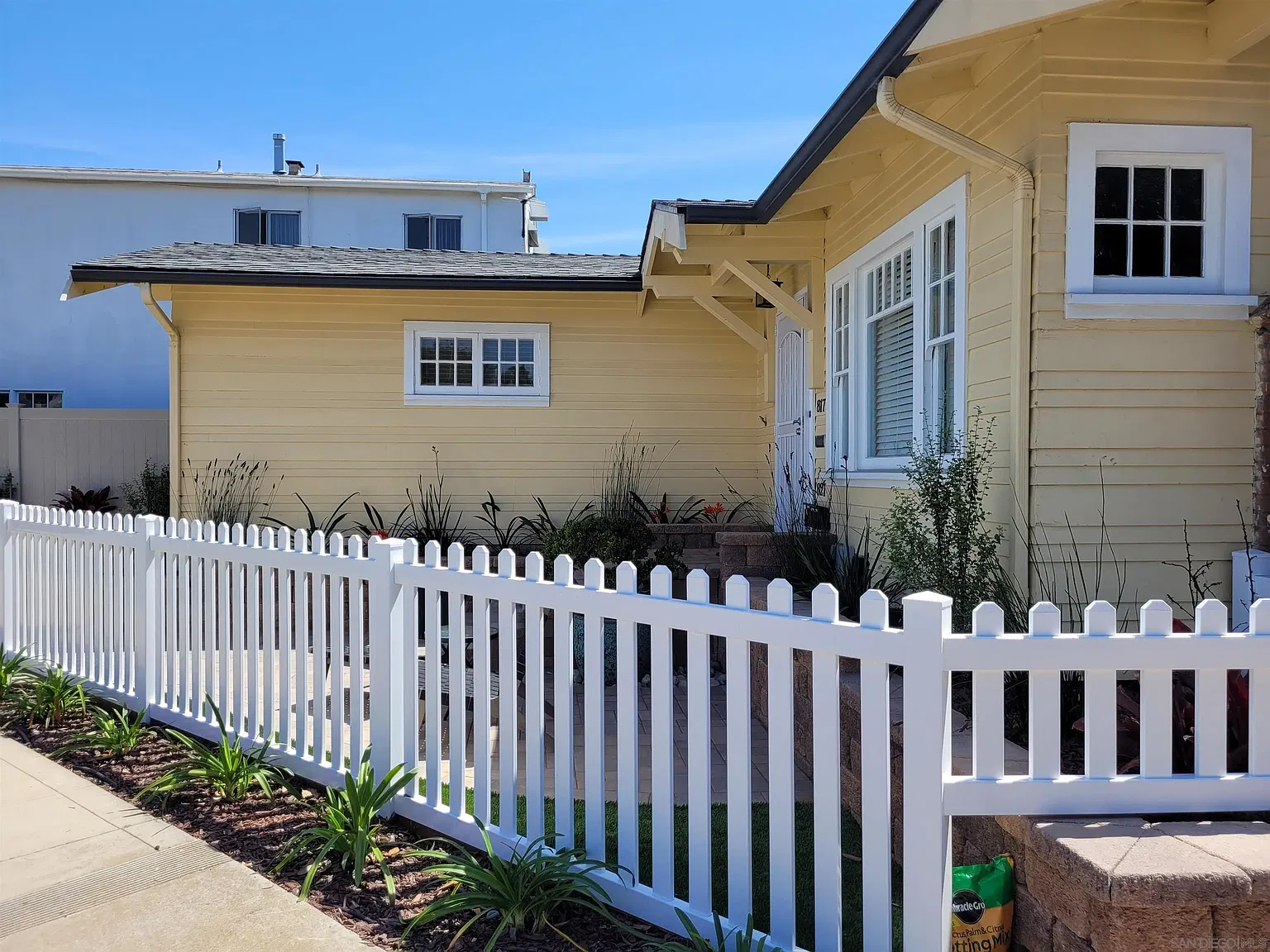 2 bed, 2.0 bath, 860 sqft, $5,000 — Photo 2