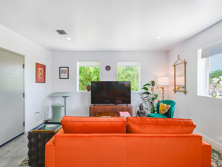 165 NW 39th St #7 — Photo 7